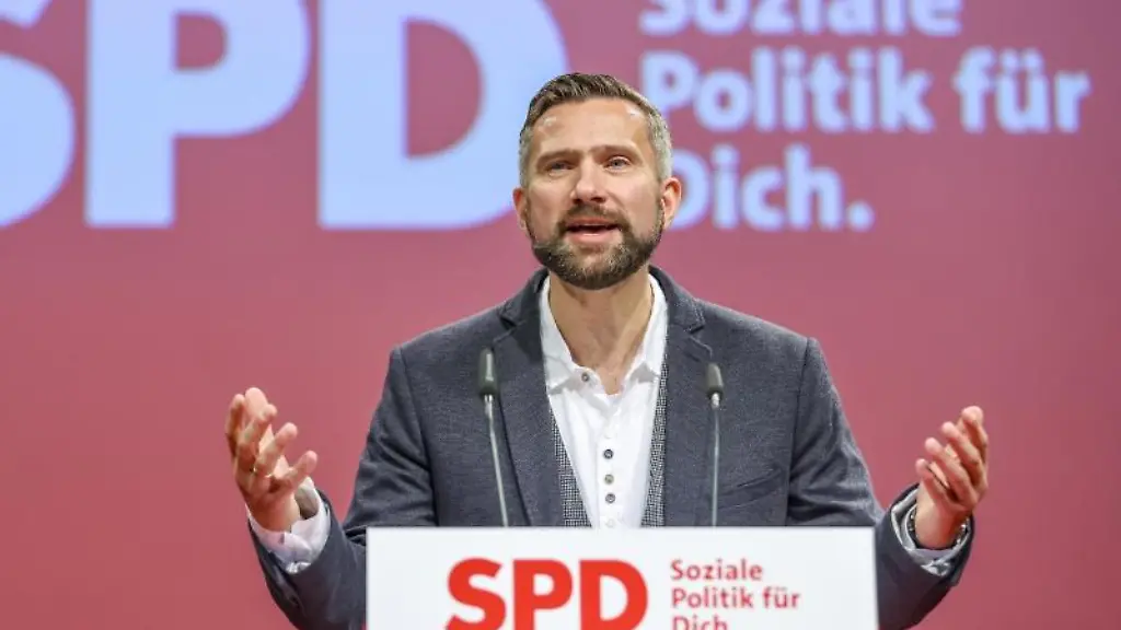 Der-Ostbeauftragte-der-SPD-und-saechsische-Wirtschaftsminister-Martin-Dulig-spriht-auf-einem-SPD-Landesparteitag