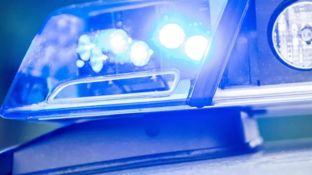 Ein-Blaulicht-leuchtet-auf-dem-Dach-einer-Polizeistreife