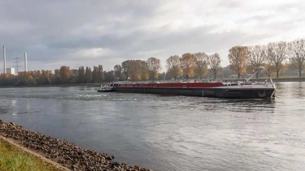 Zwei-Schiffe-haben-sich-im-Rhein-bei-Hagenbach-an-der-Grenze-von-Rheinland-Pfalz-und-Baden-Wuerttemberg-festgefahren