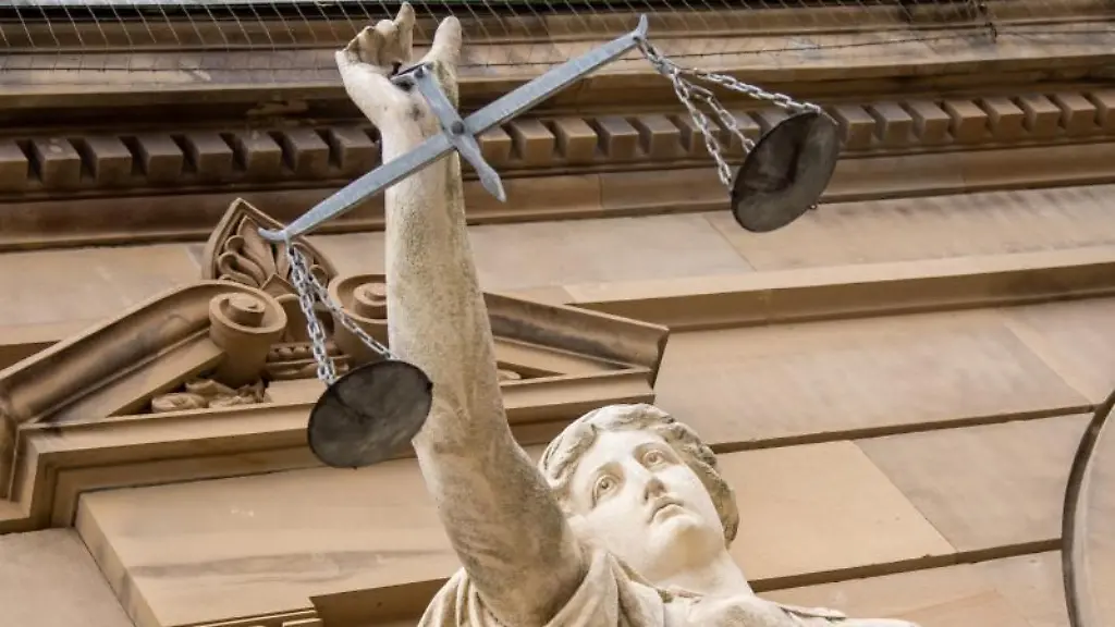 Eine-Statue-der-Justitia-haelt-eine-Waagschale