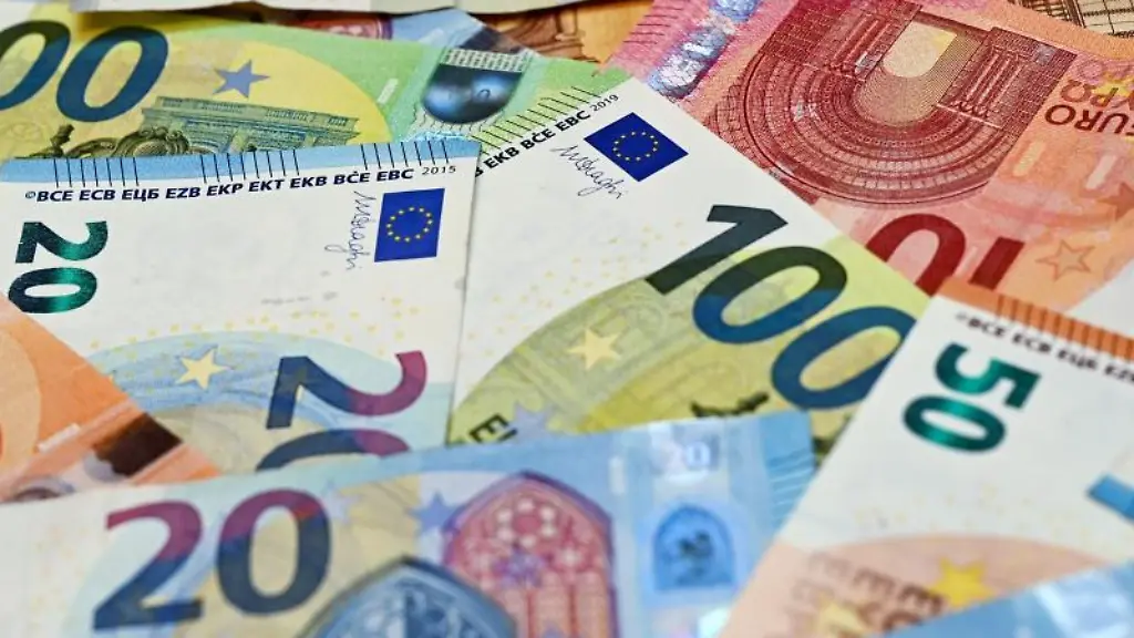Eurobanknoten-liegen-auf-einem-Tisch