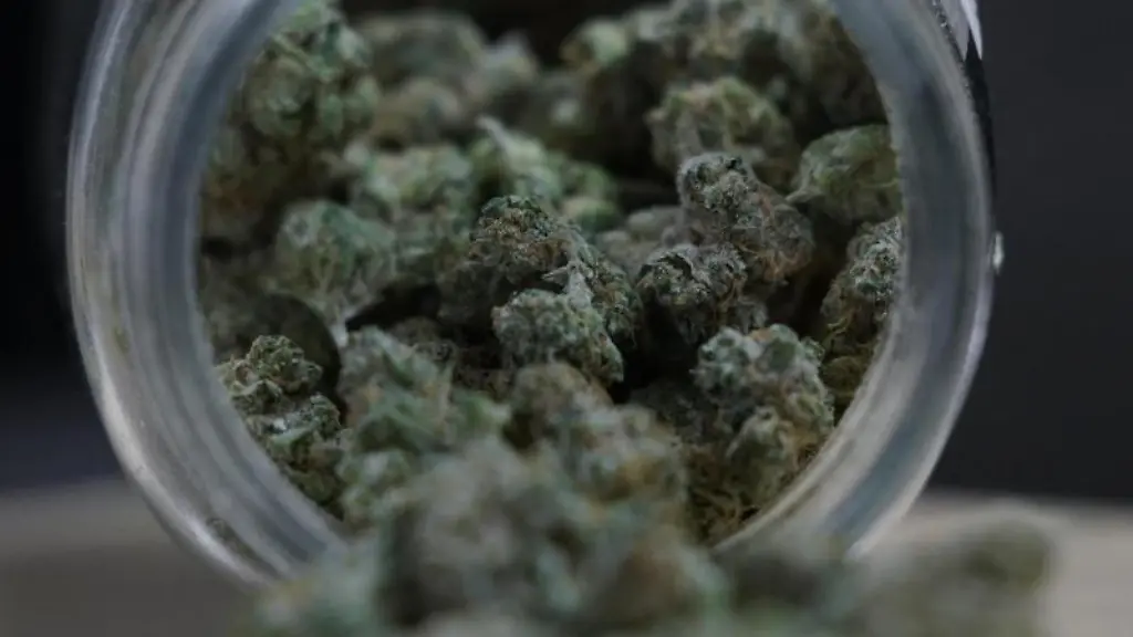 Marihuana-Knospen-liegen-in-einem-Glas