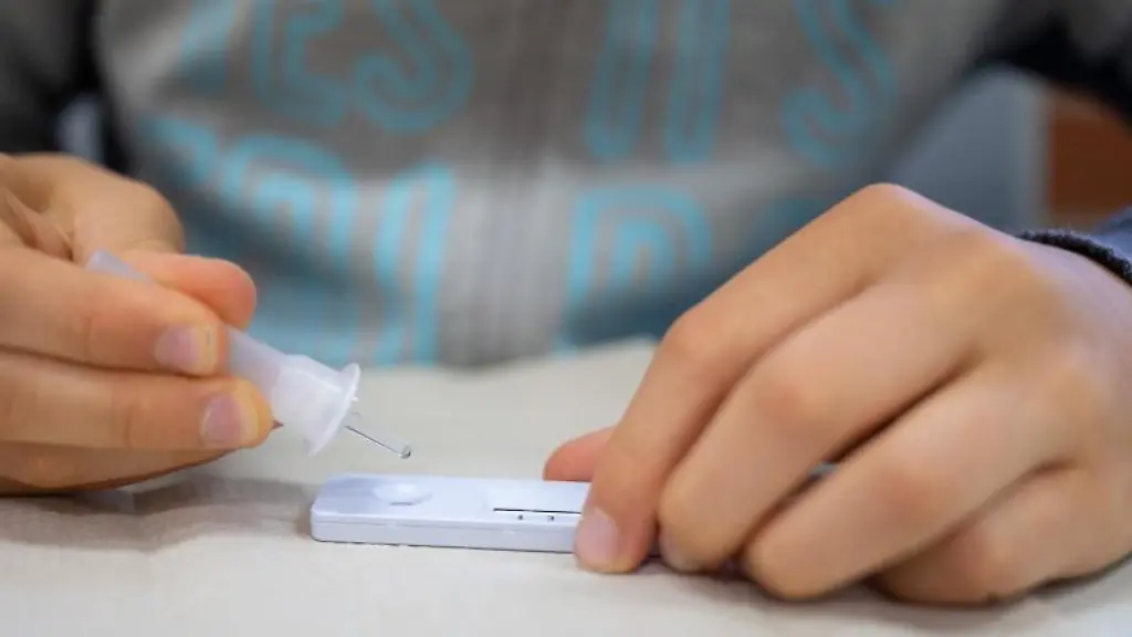 Ein-Schueler-macht-vor-der-ersten-Stunde-an-einer-Schule-einen-Corona-Schnelltest