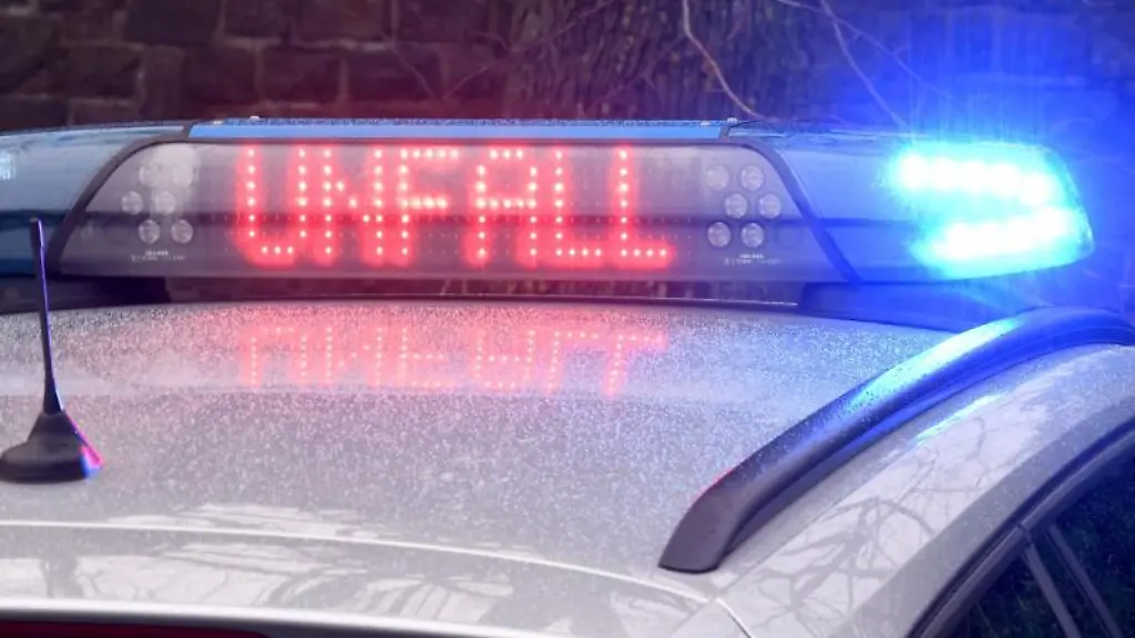 Die-Leuchtschrift-Unfall-auf-dem-Dach-eines-Polizeiwagens