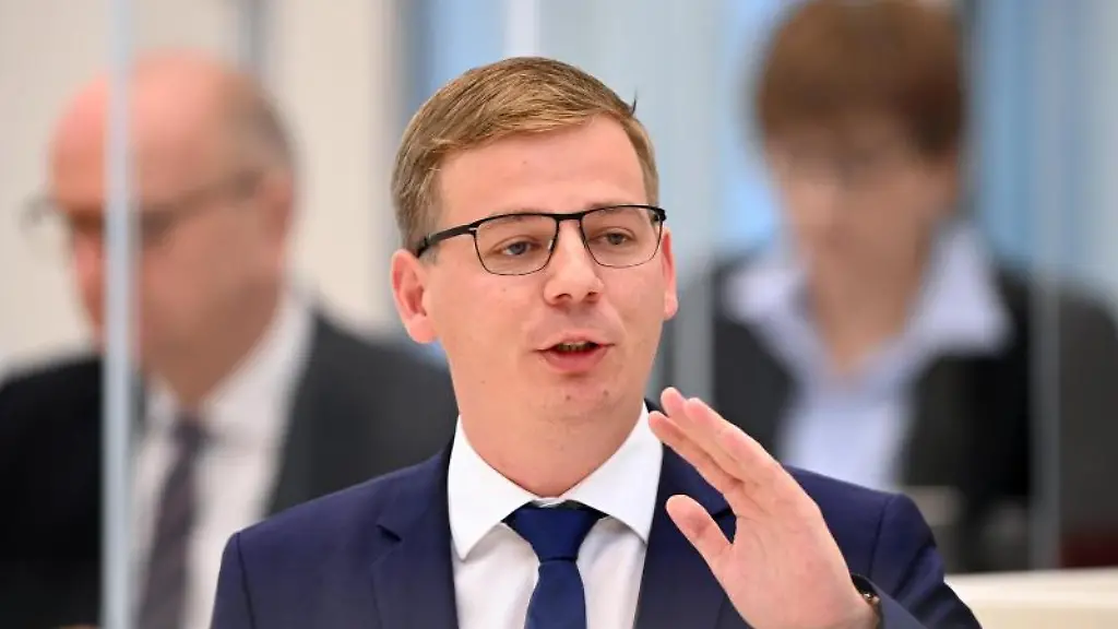 Sebastian-Walter-Fraktionsvorsitzender-Die-Linke-spricht-in-Potsdam