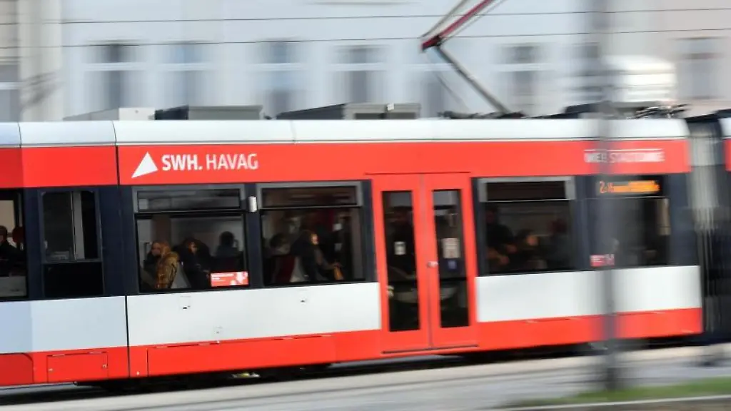 Eine-Strassenbahn-in-Halle