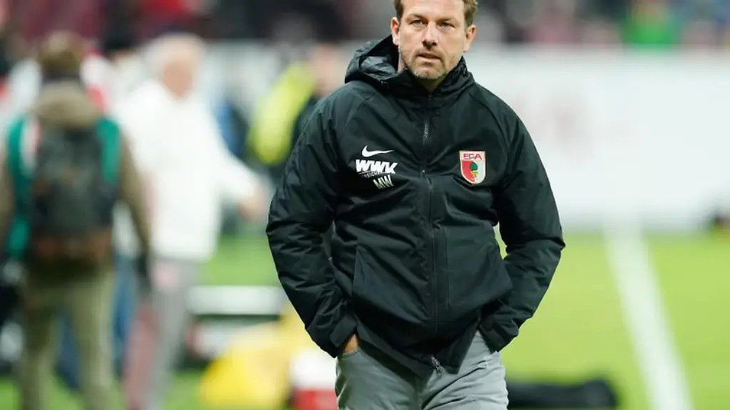Augsburgs-Trainer-Markus-Weinzierl-kommt-ins-Stadion