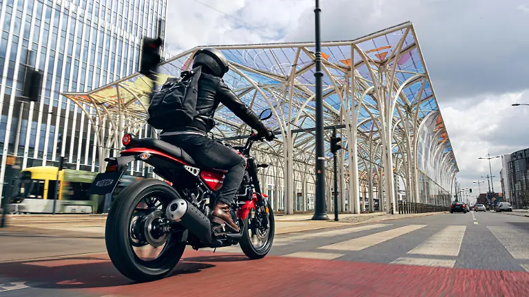 2021-Yamaha-XS125-EU-Redline-Action-002-03