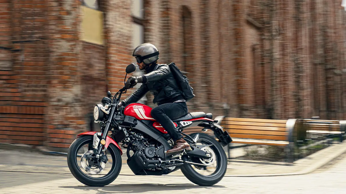 2021-Yamaha-XS125-EU-Redline-Action-008-03