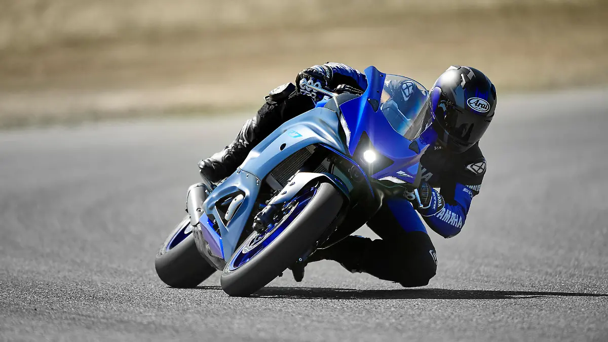 2022-Yamaha-YZF700R7-EU-Icon-Blue-Action-004-03