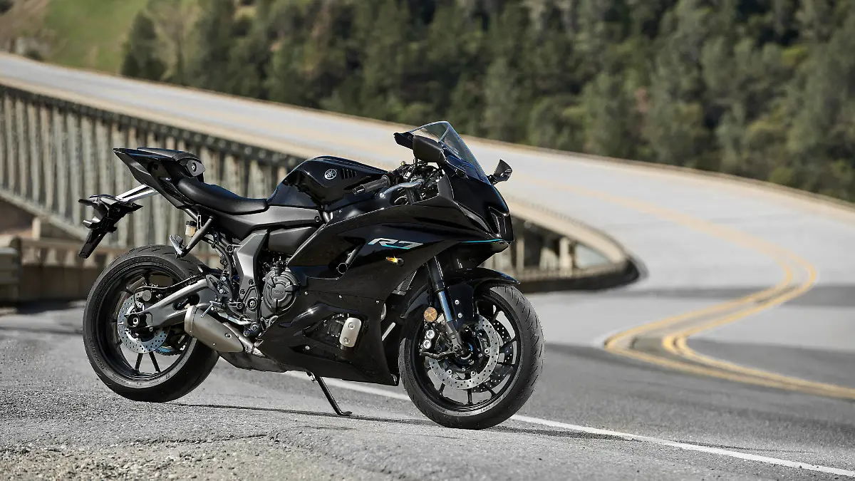 2022-Yamaha-YZF700R7-EU-Yamaha-Black-Static-001-03
