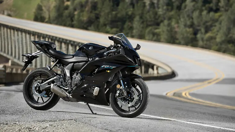 2022-Yamaha-YZF700R7-EU-Yamaha-Black-Static-001-03