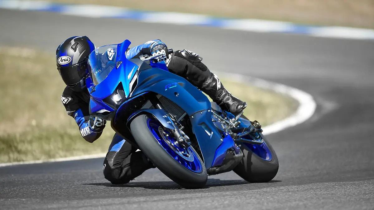 2022-Yamaha-YZF700R7-EU-Icon-Blue-Action-001-03