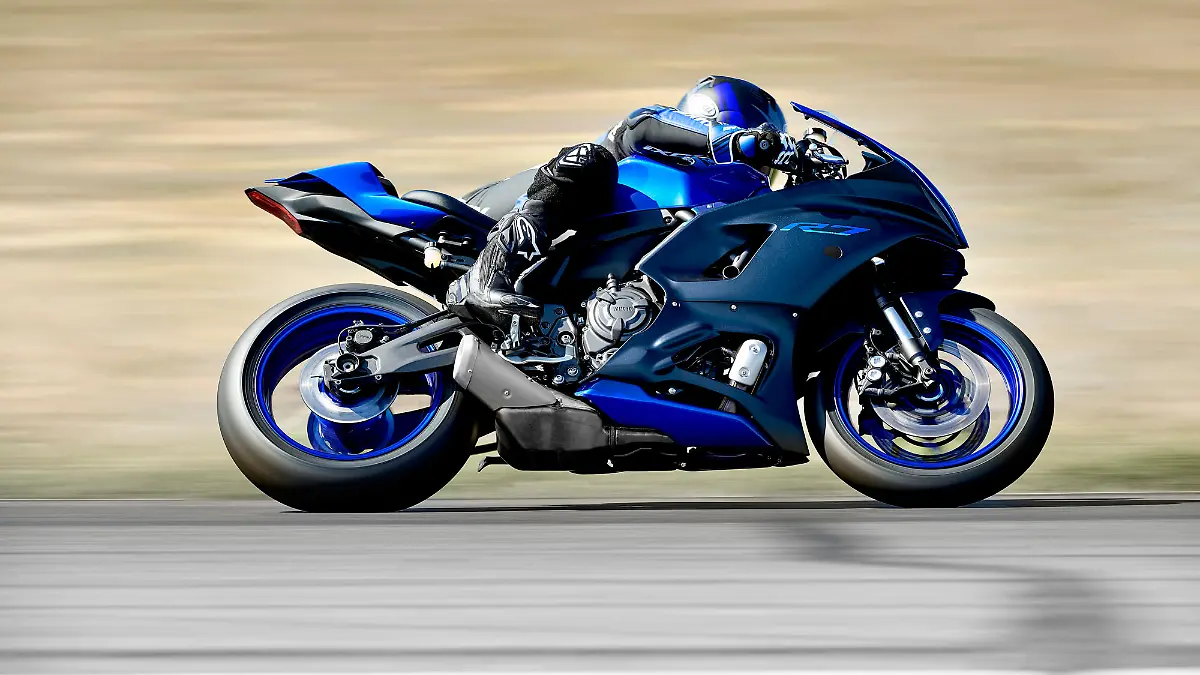 2022-Yamaha-YZF700R7-EU-Icon-Blue-Action-009-03
