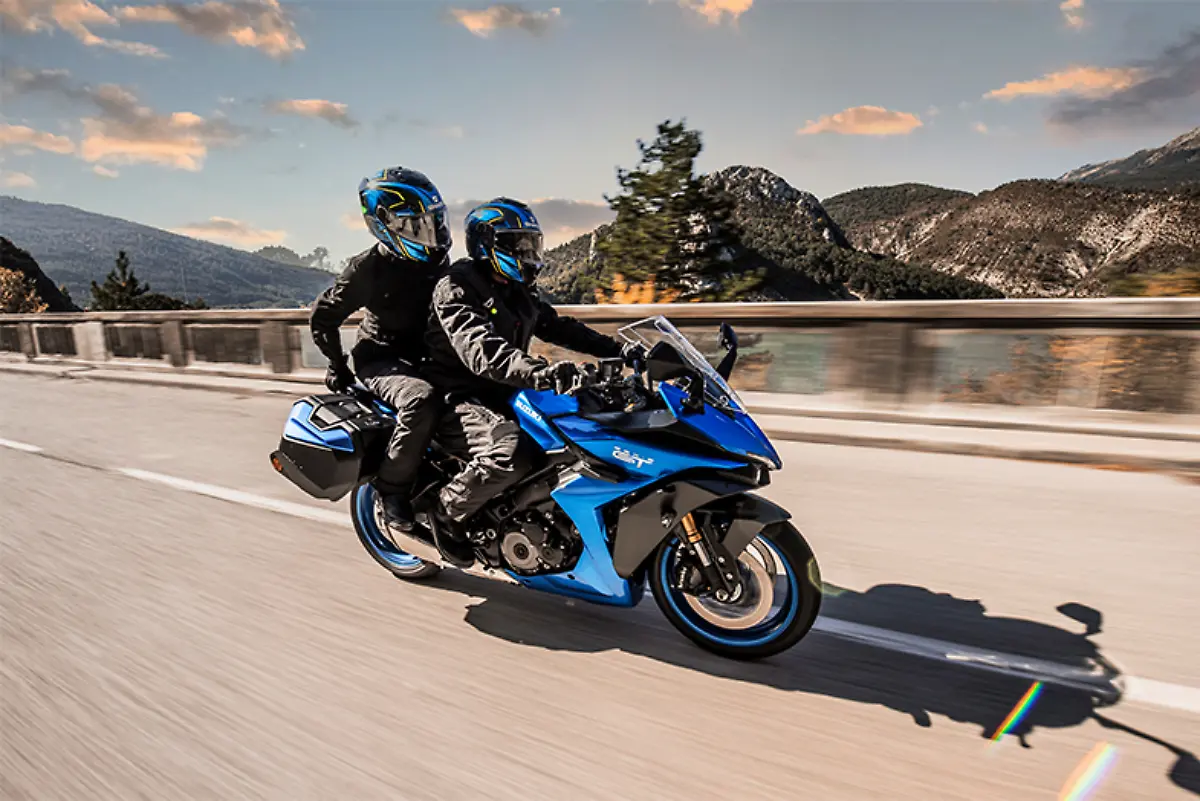 GSX-S1000GT-M2-Action-70-gs