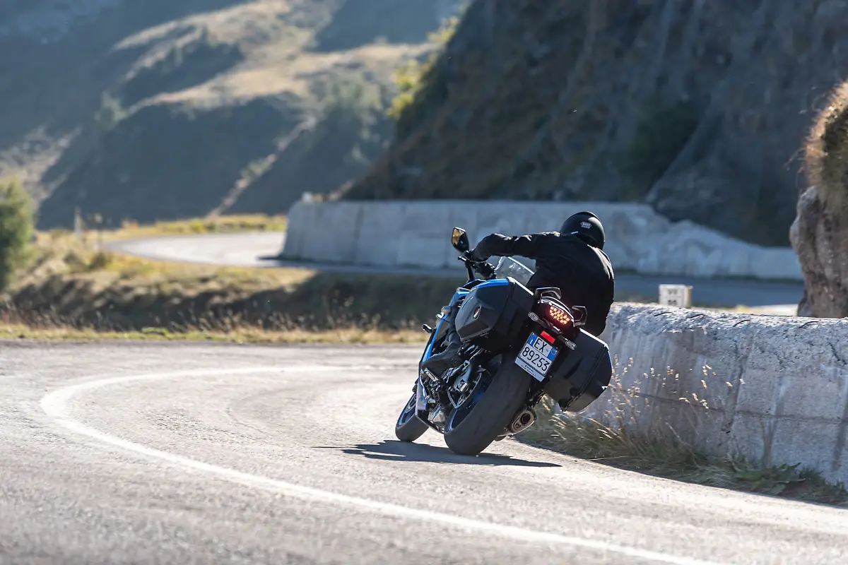 GSX-S1000GT-dynamic-50