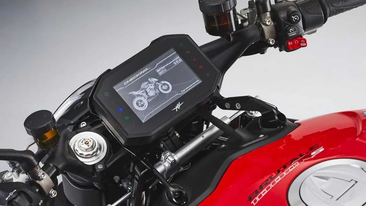 2022-mv-agusta-brutale-rs-cockpit