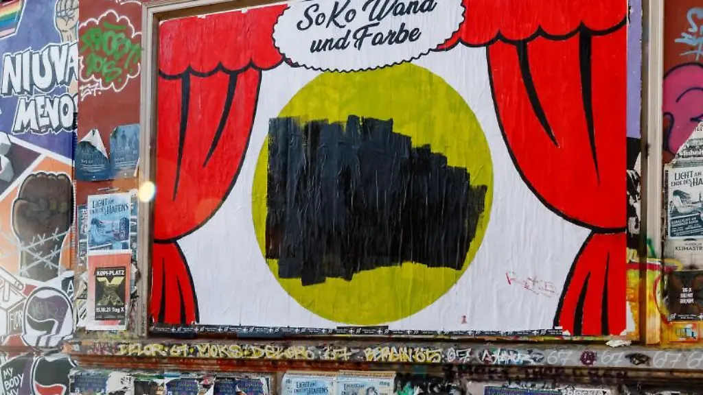 Ein-Plakat-mit-dem-Text-SoKoWand-und-Farbe-haengt-am-Gebaeude-der-Roten-Flora-im-Hamburger-Schanzenviertel