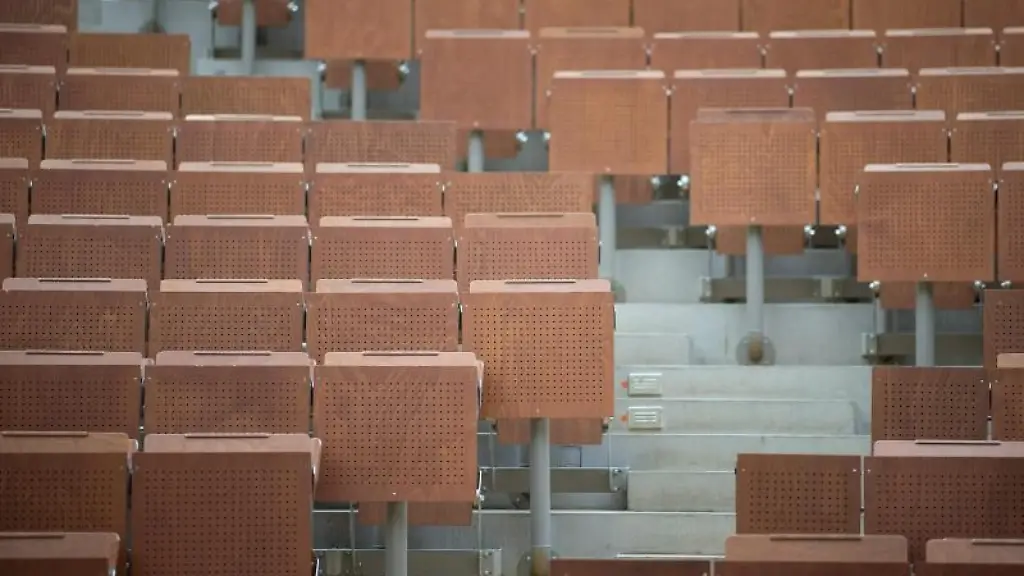 Ein-leerer-Hoersaal-an-einer-Universitaet