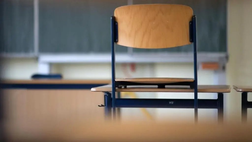 Ein-Stuhl-steht-in-einem-Klassenzimmer-einer-Realschule-auf-einem-Tisch