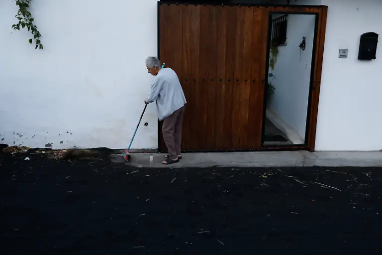 2021-10-23T155836Z-1345408184-RC2KFQ9G2B4S-RTRMADP-3-SPAIN-VOLCANO