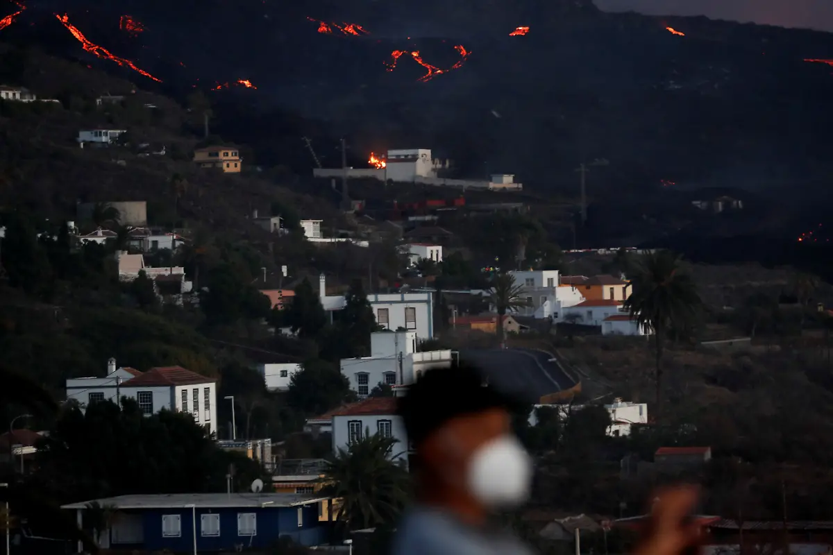 2021-10-21T200359Z-848962540-RC2HEQ9O6M9W-RTRMADP-3-SPAIN-VOLCANO