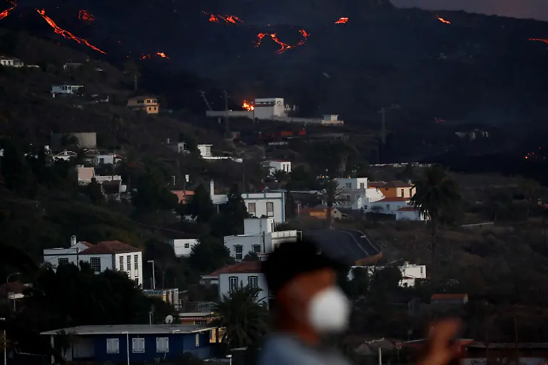 2021-10-21T200359Z-848962540-RC2HEQ9O6M9W-RTRMADP-3-SPAIN-VOLCANO