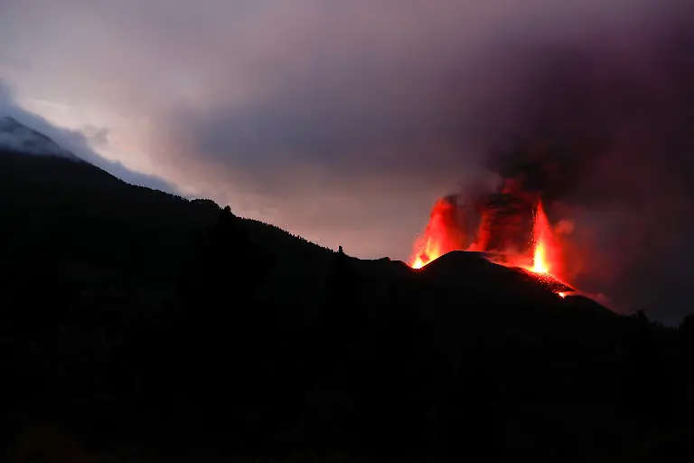 2021-10-24T091252Z-19268460-RC28GQ9QISWQ-RTRMADP-3-SPAIN-VOLCANO