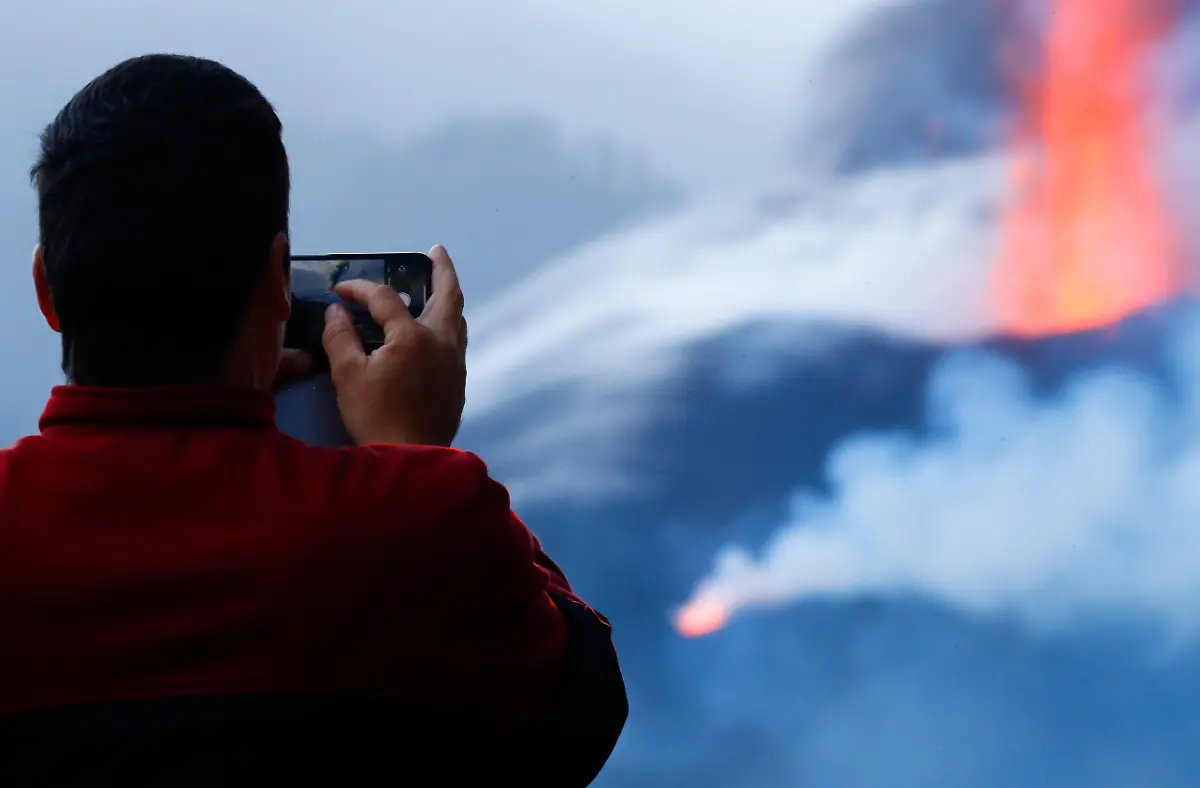 2021-10-24T094929Z-224624772-RC29GQ9IZ5S5-RTRMADP-3-SPAIN-VOLCANO