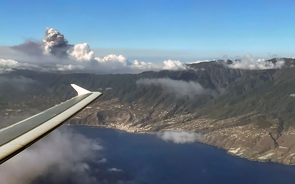 2021-10-25T143942Z-4677787-RC22HQ9C25LM-RTRMADP-3-SPAIN-VOLCANO