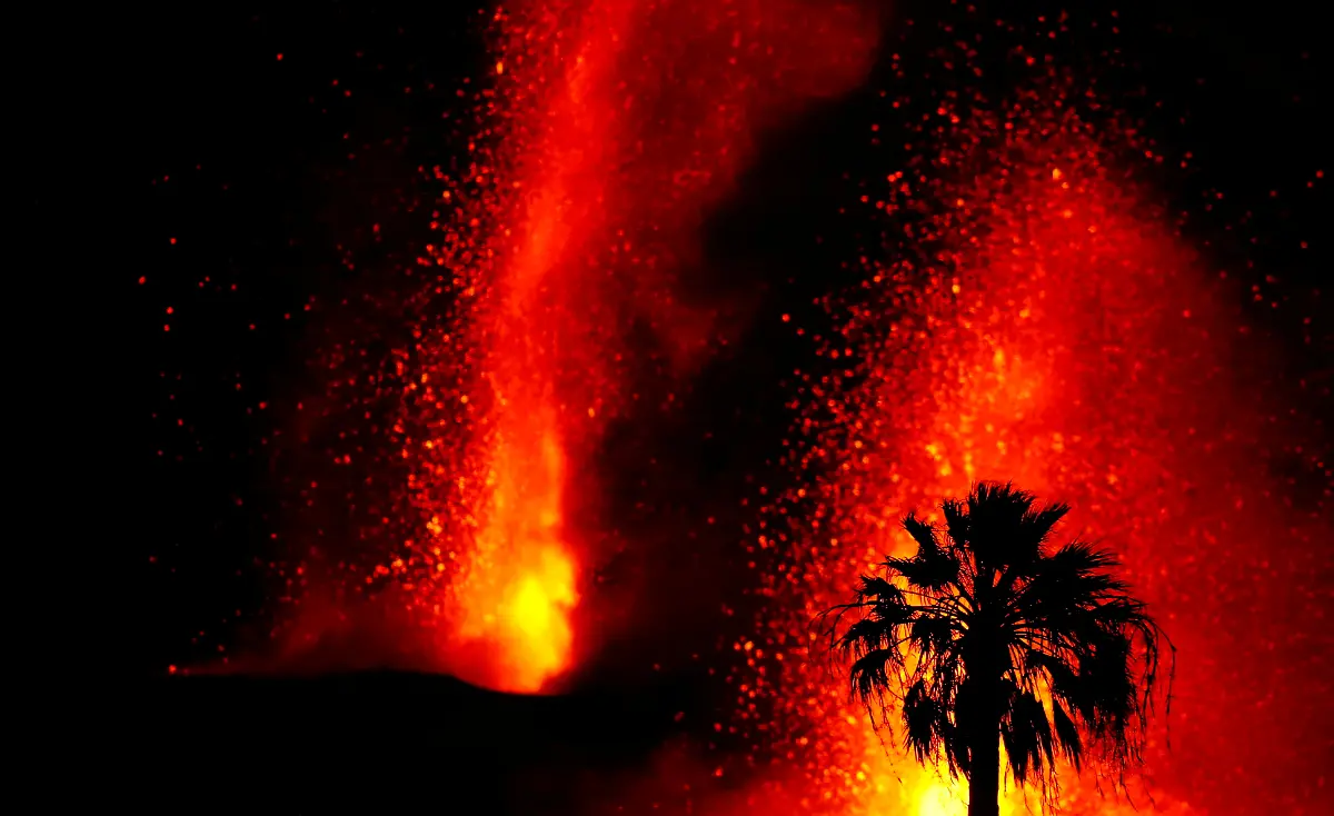 2021-10-25T162831Z-1196610092-RC2WGQ99DAJ0-RTRMADP-3-SPAIN-VOLCANO