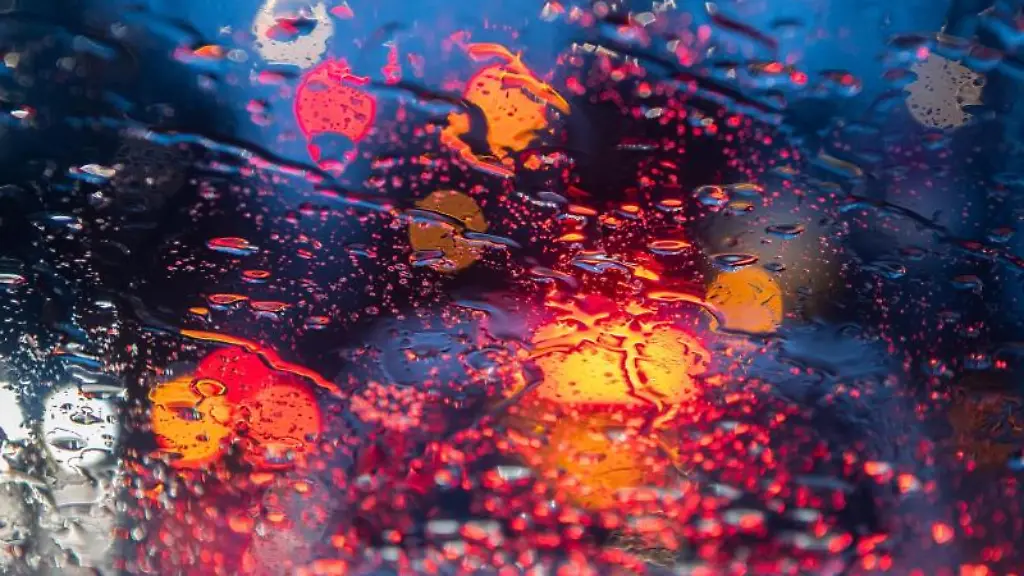 Regentropfen-sind-auf-einer-Autoscheibe-zu-sehen