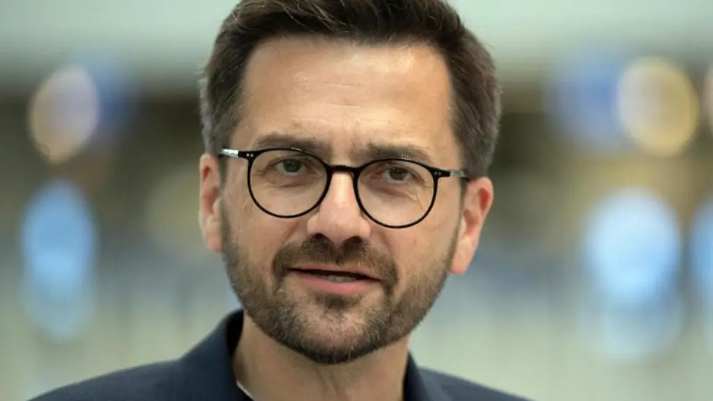 Thomas-Kutschaty-Vorsitzender-der-SPD-in-Nordrhein-Westfalen-schaut-in-die-Runde