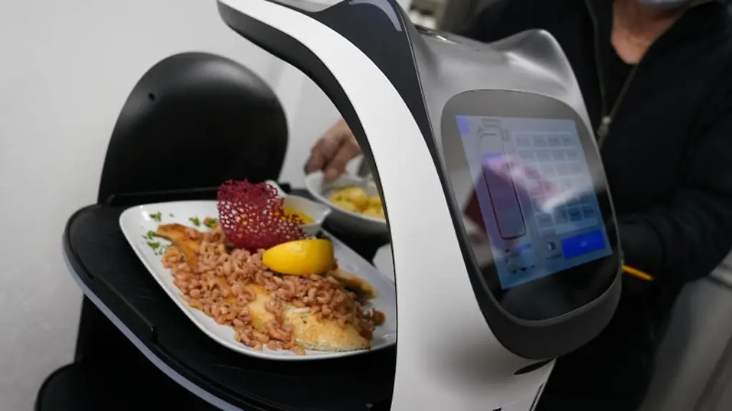 Der-Servierroboter-Bella-wird-in-der-Kueche-des-Restaurants-Hafenrestaurant-mit-Gerichten-beladen