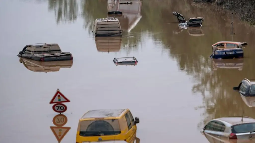 Autos-stehen-Mitte-Juli-auf-der-ueberfluteten-Bundesstrasse-265-im-Wasser