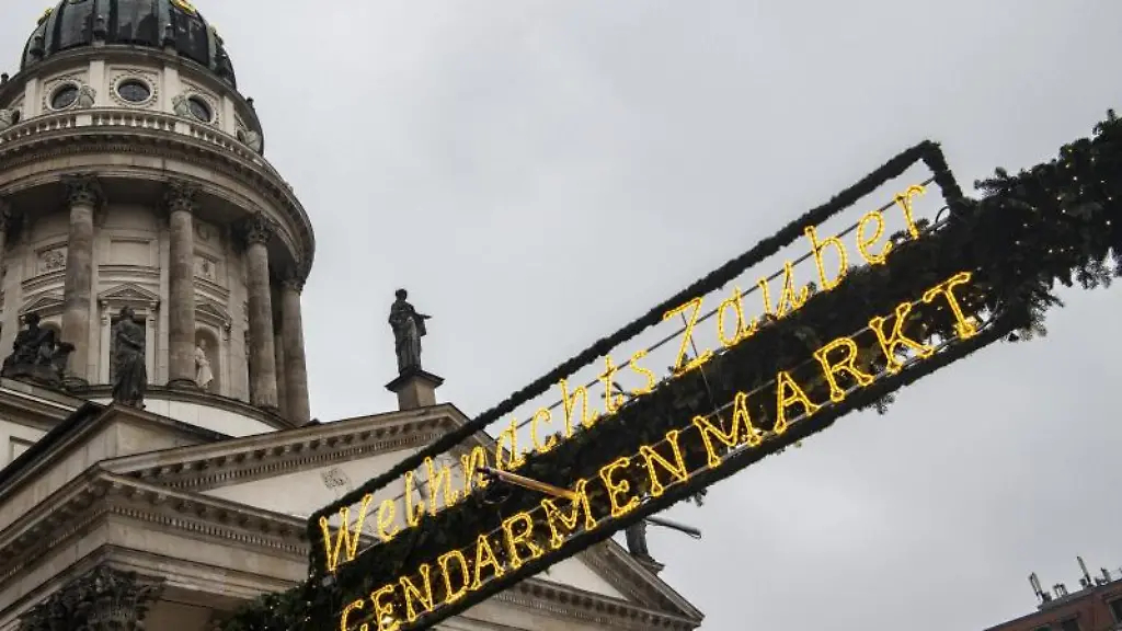 Eine-Dekoration-mit-der-Aufschrift-Weihnachtszauber-Gendarmenmarkt-haengt-ueber-einem-der-Eingaenge