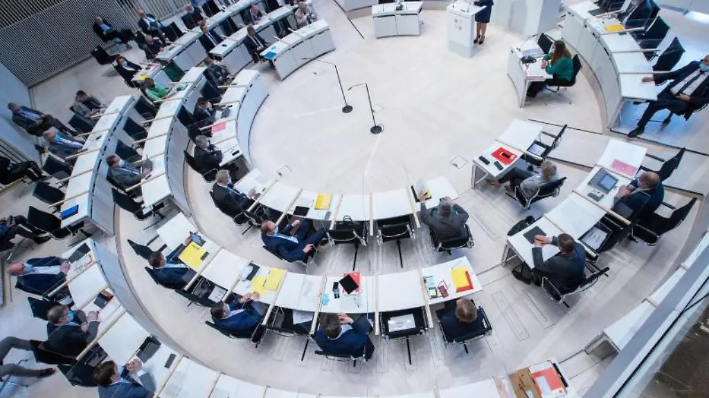 Manuela-Schwesig-SPD-r-Ministerpraesidentin-von-Mecklenburg-Vorpommern-haelt-im-Landtag-eine-Rede