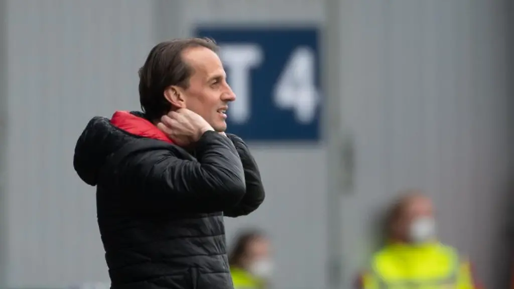 Coach-Ruediger-Rehm-steht-an-der-Seitenlinie