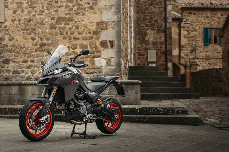MY22-Ducati-Multistrada-V2S-Grey-DYN-119-UC338670-Mid