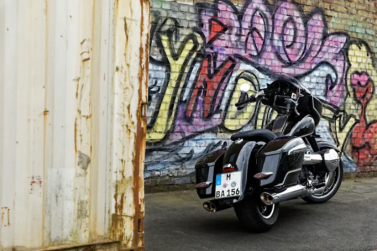 P90439611-highRes-bmw-r-18-b-first-edi