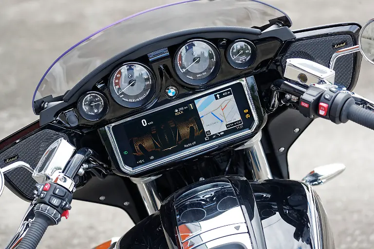 P90439575-highRes-bmw-r-18-b-first-edi