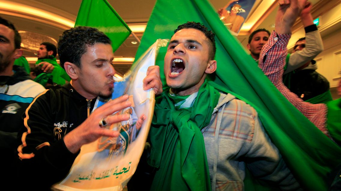 Gaddafi-Anhänger protestieren in Tripolis gegen die UN-Entscheidung.
