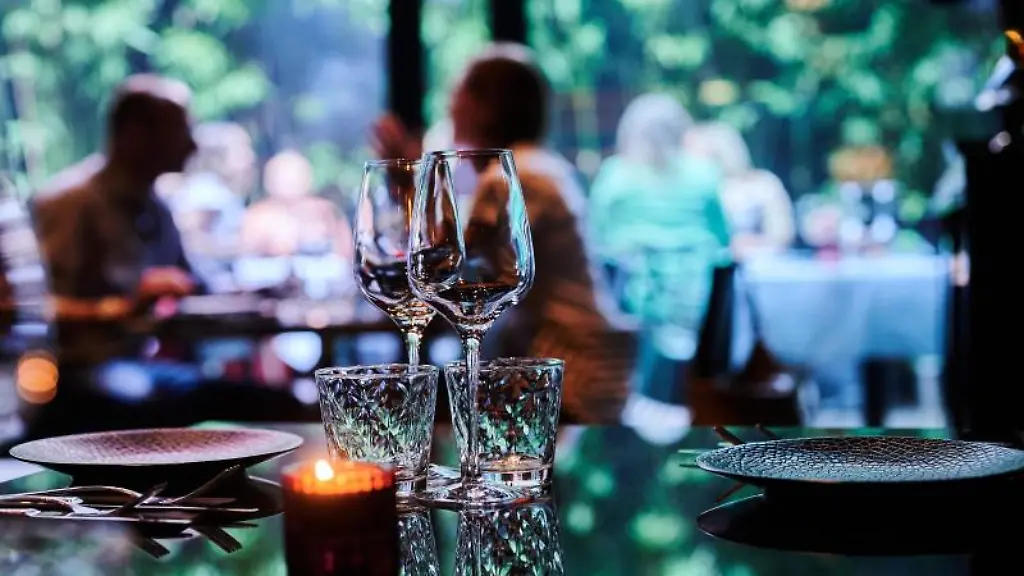 Gaeste-sitzen-im-Aussenbereich-eines-Restaurants