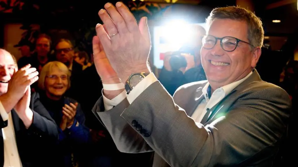 Frank-Tilo-Becher-SPD-jubelt-nach-seinem-Sieg-bei-der-Stichwahl-um-das-Amt-des-OB-in-Giessen