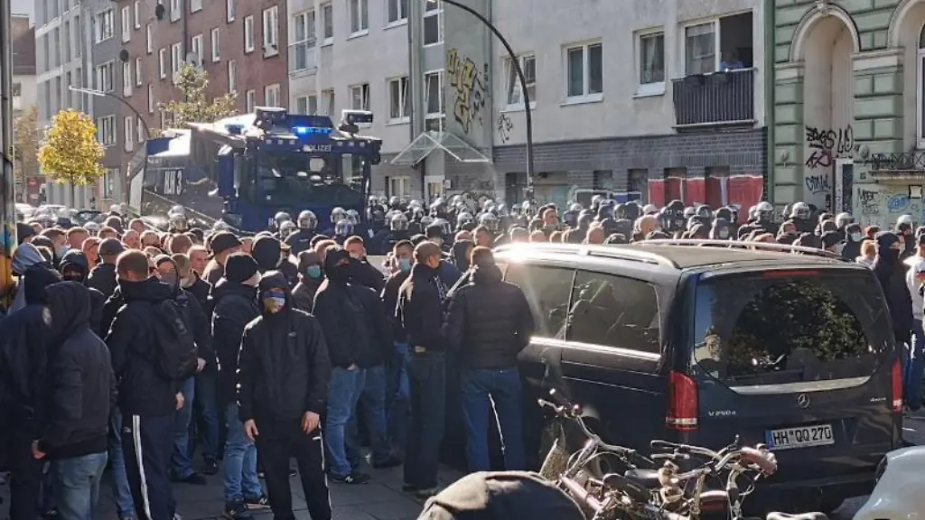 Polizisten-stehen-Rostocker-Fans-in-der-Detlev-Bremer-Strasse-gegenueber
