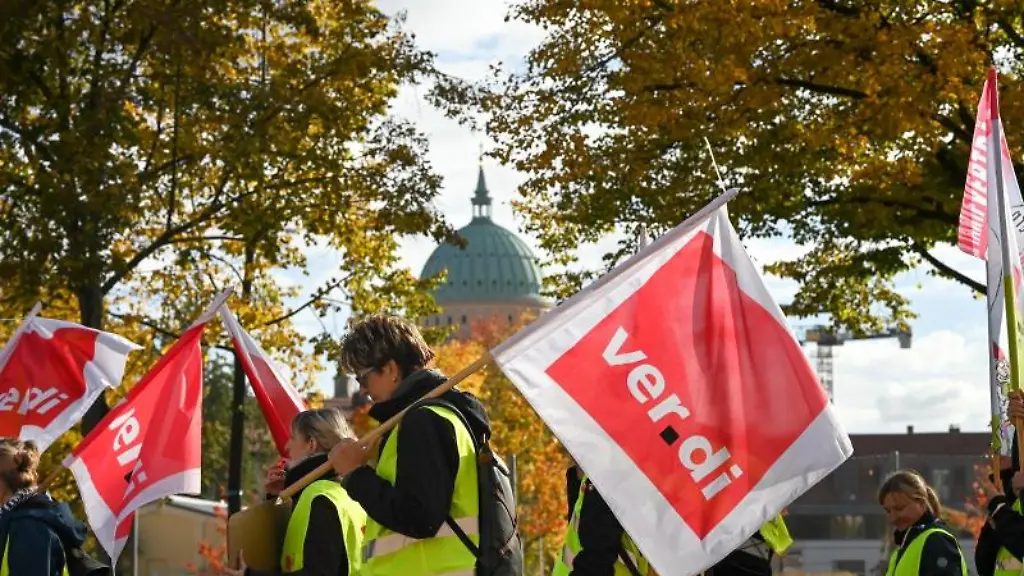 Mitarbeiter-der-Asklepios-Kliniken-demonstrieren-in-Potsdam-fuer-bessere-Arbeitsbedingungen