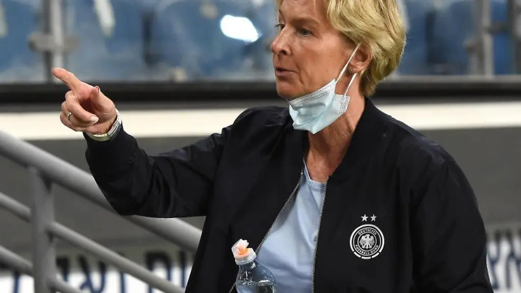 Martina-Voss-Tecklenburg-Trainerin-der-deutschen-Frauen-Nationalmannschaft-gibt-Anweisungen