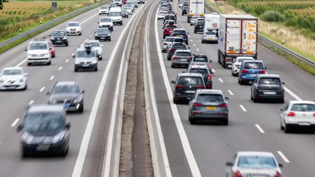 Fahrzeuge-fahren-auf-einer-Autobahn
