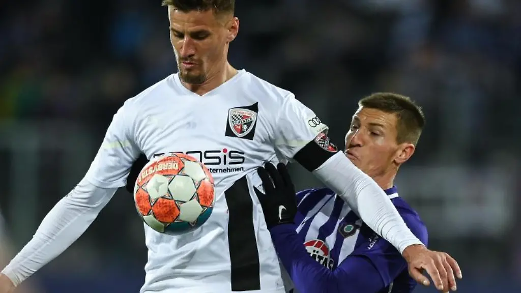 Aues-Gaetan-Bussmann-r-und-Ingolstadts-Stefan-Kutschke-kaempfen-um-den-Ball