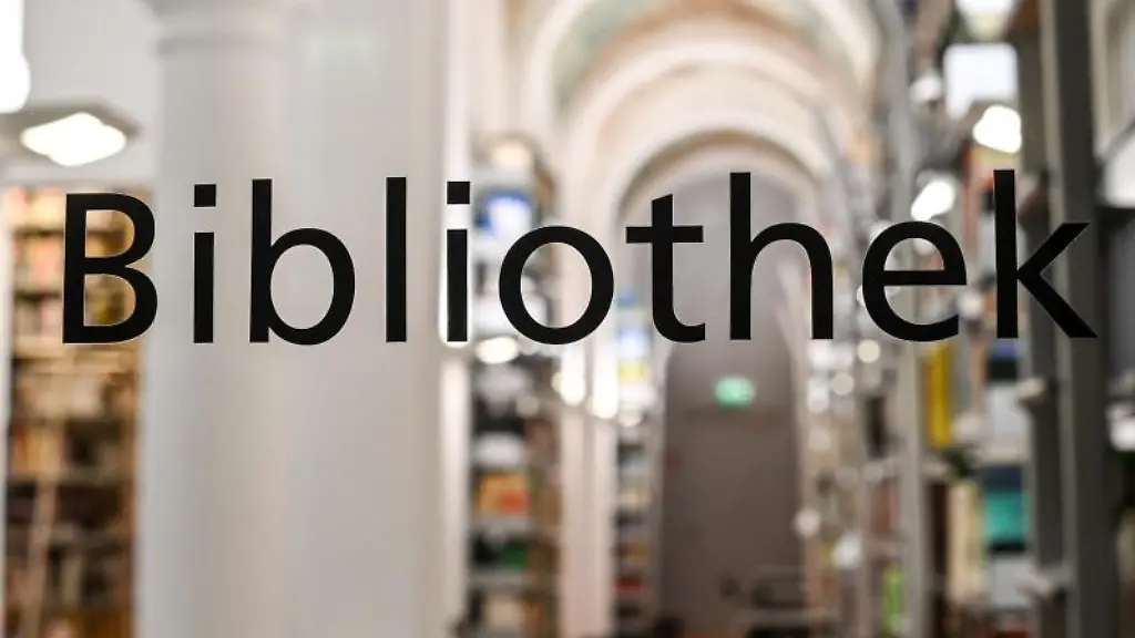 Buecherregale-reihen-sich-in-einer-Bibliothek-aneinander